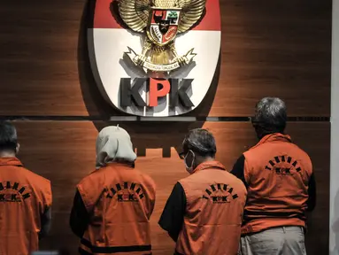 Para tersangka kasus dugaan korupsi terkait proyek fiktif di PT Waskita Karya, dihadirkan saat konferensi pers di Gedung KPK, Jakarta, Kamis (23/7/2020). Lima tersangka itu yakni, Desi Arryani, Jarot Subana, Fakih Usman, Fathor Rachman dan Yuly Ariandi Siregar. (merdeka.com/Iqbal Nugroho)