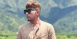 Dagu lancip yang dulu menjadi ciri khas Roy Kiyoshi, sudah dikembalikan bentuknya seperti semula. Kini ia menumbuhkan kumis dan jenggot yang disebut netizen membuat penampilannya semakin macho.(Liputan6.com/IG/@roykiyoshi)