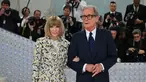 Pemimpin redaksi Vogue, Anna Wintour dan aktor Inggris Bill Nighy tiba untuk Met Gala 2023 di Metropolitan Museum of Art, New York, Senin (1/5/2023). (Photo by Angela WEISS / AFP)