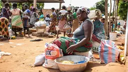 Pedagang menunggu pelanggan untuk menukar barangnya dengan barang lain di pasar barter di Togoville pada 24 November 2018. Pasar barter Togoville adalah salah satu dari segelintir pasar serupa yang masih bertahan di Togo. (Yanick Folly/AFP)