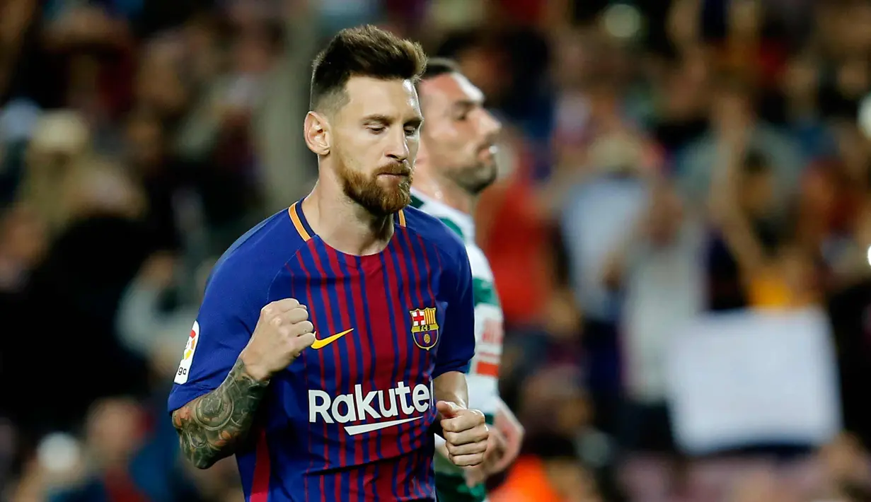 Penyerang Barcelona, Lionel Messi melakukan selebrasi usai mencetak gol ke gawang Eibar pada La Liga Spanyol di stadion Camp Nou di Barcelona, Spanyol, (19/9). Messi mencetak gol pada menit 20, 59,62 dan 87.  (AFP Photo/Pau Barrena)