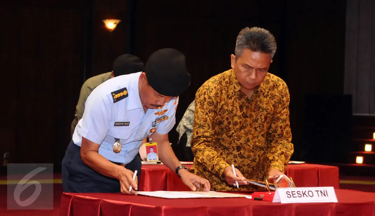 Salah satu PPK Satker Mabes TNI melakukan penandatanganan kontrak pengadaan barang dan jasa di Mabes TNI Cilangkap, Jakarta, Jumat (29/1/2016). Sebanyak 389 kontrak ditandatangani dengan nilai Rp 5,954 triliun. (Liputan6.com/Helmi Fithriansyah)