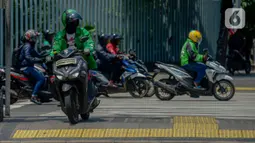 Pengendara motor melintas di atas trotoar di perempatan Sarinah, Thamrin, Jakarta, Rabu (29/1/2020). Direktorat Lalu Lintas Polda Metro Jaya akan memberlakukan tilang elektronik "Electronic Traffic Law Enforcement" (ETLE) untuk sepeda motor per 1 Februari 2020. (merdeka.com/Imam Buhori)