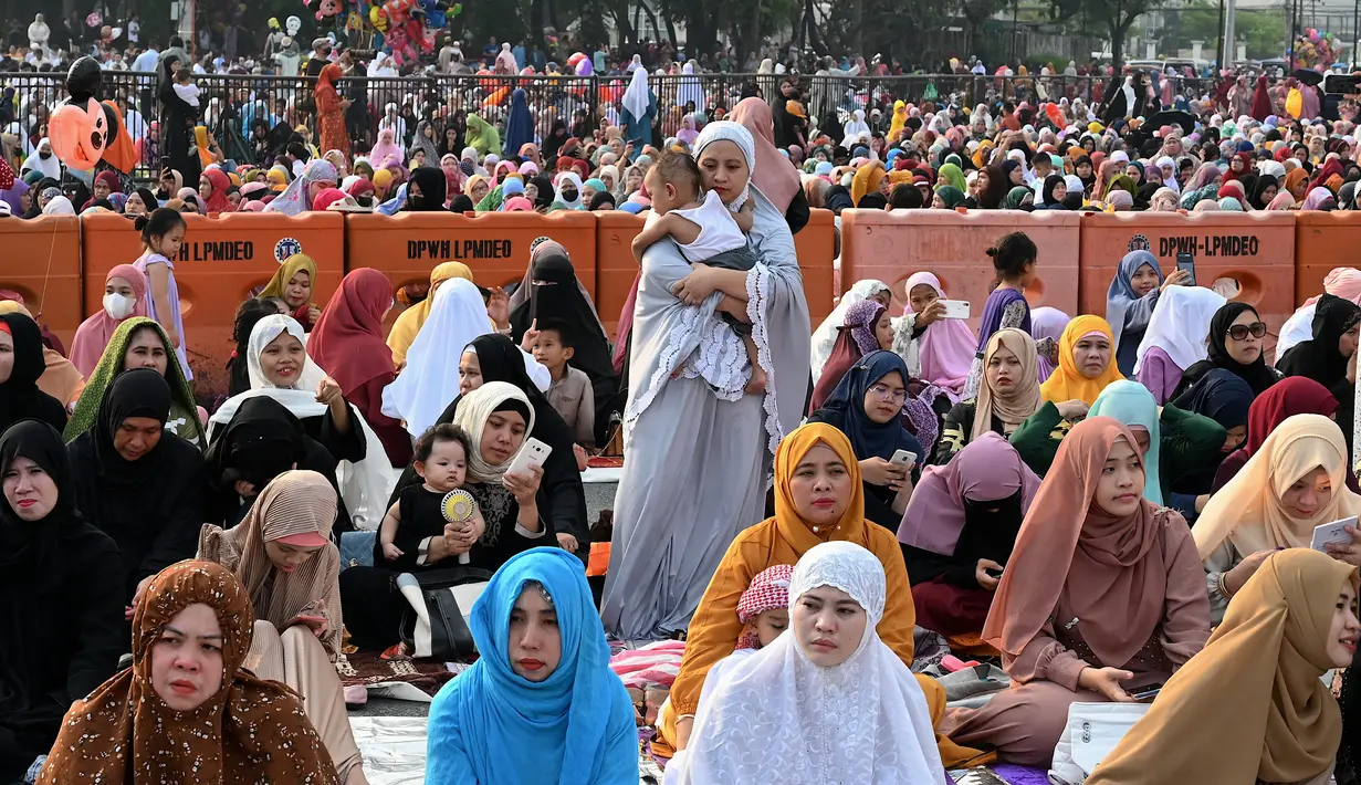 Muslim Filipina berkumpul untuk merayakan Idul Fitri, menandai akhir Ramadhan, di Quirino Grandstand di Manila pada 22 April 2023. (AFP/JAM STA ROSA)