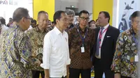 Presiden Joko Widodo (Jokowi)&nbsp;didampingi Direktur Utama PT&nbsp; PLN (Persero) Darmawan Prasodjo saat menghadiri Periklindo Electric Vehicle Show (PEVS) 2024 di JIExpo Kemayoran, Jakarta. (Dok PLN)