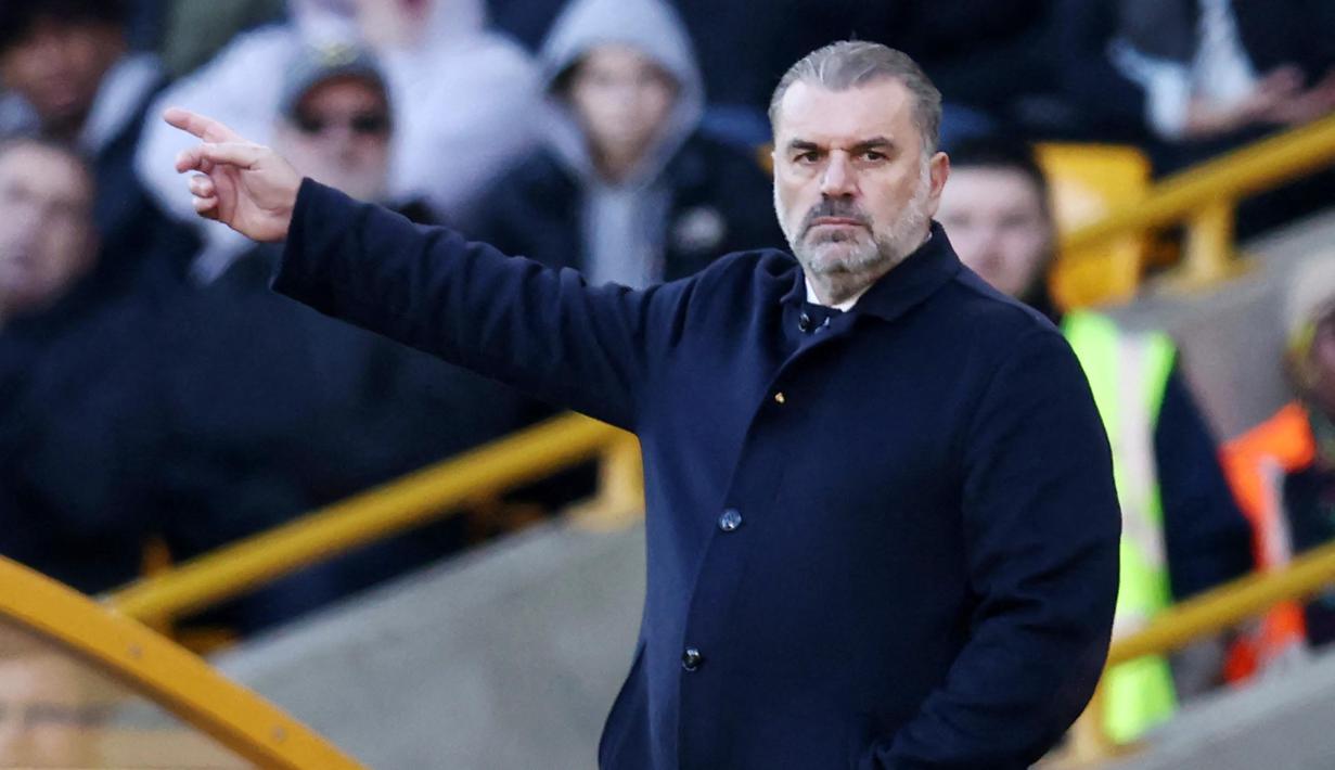 Pelatih Tottenham Hotspur, Ange Postecoglou, memberikan arahan kepada anak asuhnya saat melawan Wolverhampton Wanderers pada matchday ke-12 Liga Inggris 2023-2024 di Stadion Molineux, Sabtu (11/11/2023). Kekalahan ini membuat Spurs berada di posisi tiga klasemen dengan 26 poin. (AFP/Darren Staples)