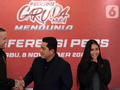 Ketua Umum PSSI, Erick Thohir (tengah) menyalami pesepakbola Belgia keturunan Indonesia, Radja Nainggolan (kiri) dan Sabreena Dressler saat menggelar pertemuan dengan pewarta di Jakarta, Rabu (8/11/2023). (Liputan6.com/Helmi Fithriansyah)