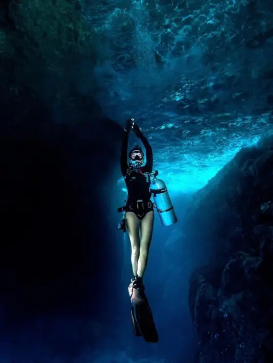 Kirana Larasati juga kerap mengenakan koleksi one piece swimsuit dan two piece bikini.