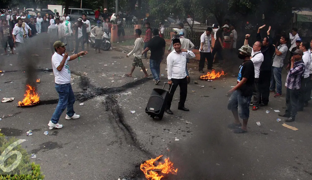 Suasana ketegangan akibat bentrok antara Aliansi Masyarakat Jakarta Utara dengan aparat Kepolisian di depan KPK, Jakarta, Jumat (20/5). Aksi menuntut KPK untuk segera mengusut Ahok terkait RS Sumber Waras ini berakhir ricuh. (Liputan6.com/Yoppy Renato)