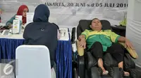 Pramudi menikmati kursi pijat untuk menghilangkan lelah di posko pelayanan kesehatan BPJS di Terminal Kampung Rambutan, Jakarta, Jumat (1/7). Selama arus mudik Lebaran berlangsung kartu BPJS bisa digunakan di mana saja. (Liputan6.com/Yoppy Renato)