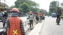 Aktivitas pekerja membuat separator jalan di kawasan Pasar Minggu, Jakarta Selatan, Rabu (23/10/2019). Pembuatan separator permanen tersebut merupakan bagian dari penataan kawasan Pasar Minggu agar lebih tertata dengan rapi. (Liputan6.com/Immanuel Antonius)