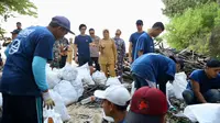 sampah- sampah di Taman Nasional Alas Purwo yang berhasil dikumpulkan Sungai Watch. (Istimewa)