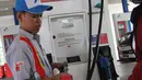 Petugas mengisi Bahan Bakar Minyak (BBM) kedalam tangki kendaraan roda dua di SPBU, Jakarta, Sabtu (5/1/2019). PT Pertamina (Persero) akhirnya menurunkan harga BBM Pertamax Cs per- Sabtu (5/1) pukul 00;00 WIB. (Liputan6.com/Angga Yuniar)