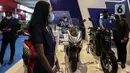 Pekerja melayani pengunjung pada pameran kendaraan listrik Persatuan Industri Kendaraan Listrik Indonesia (Periklindo) Electric Vehicle Show di JIEXPO Kemayoran, Jakarta, Jumat (22/7/2022). Pameran yang berlangsung pada 22-31 Juli 2022 ini menampilkan beragam inovasi untuk kendaraan listrik, mobil dan motor. (Liputan6.com/Johan Tallo)