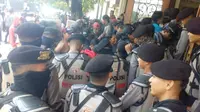 Suasana di Stasiun Gubeng Surabaya ketika aparat kepolisian dari Polda Jatim dan Poltabes Surabaya mensortir Bonekmania bertiket yang akan berangkat ke Jakarta mendukung KLB PSSI, Rabu (3/8/2016). (Bola.com/Robby Firly) 