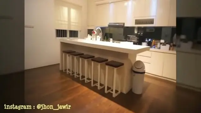 Potret dapur Cindy Fatika Sari dan Teuku Firmansyah di rumah lama (Sumber: Youtube/Jempolan)