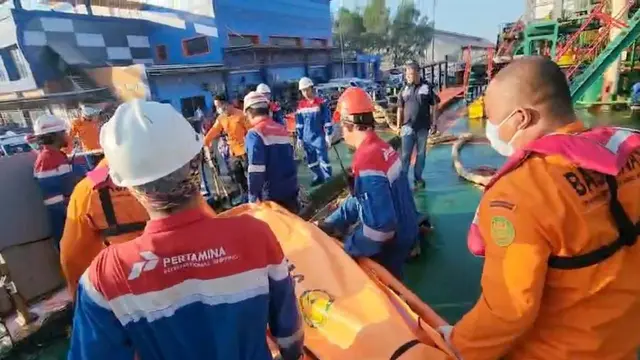 PT Pertamina Patra Niaga melalui kapal tanker MT Mauhau menyerahkan 16 korban MV Virgo Transport 8 yang tenggelam di perairan Laut Jawa kepada Basarnas untuk mendapatkan penanganan lebih lanjut. (Dok Pertamina)
