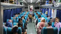 Penumpang duduk dalam kereta di Stasiun Pasar Senen, Jakarta, Senin (17/4/23). PT KAI memaksimalkan pelayanan angkutan mudik 2023 bagi penumpang yang mengalami peningkatan okupansi penumpang mencapai 96 persen. (Liputan6.com/Faizal Fanani)