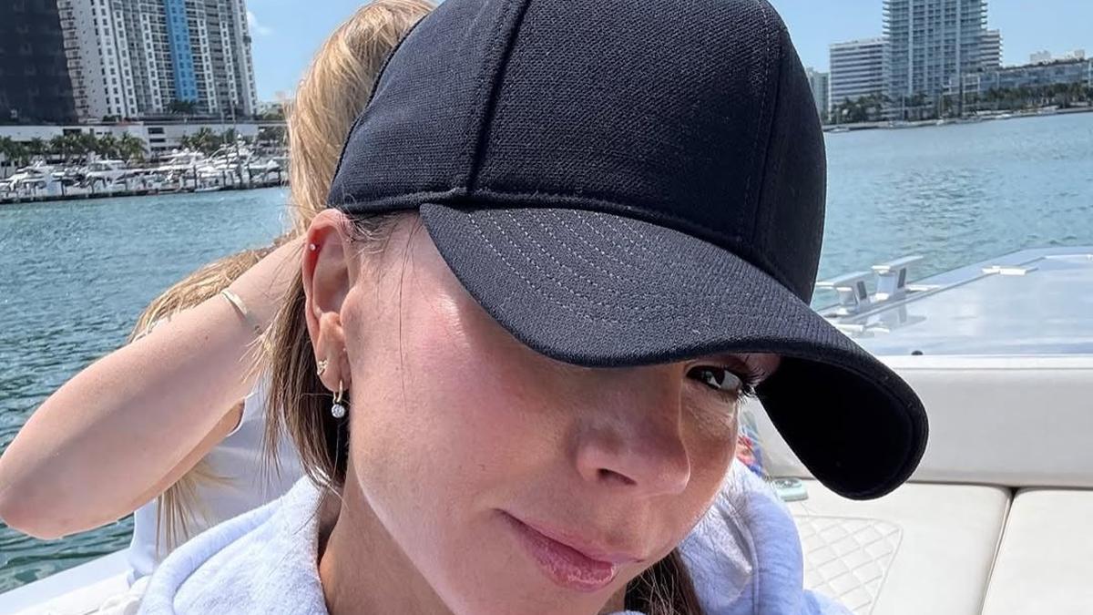 Rutinitas Skincare Simple Victoria Beckham yang Jadi Rahasia Glowing di Usia 51 Tahun
