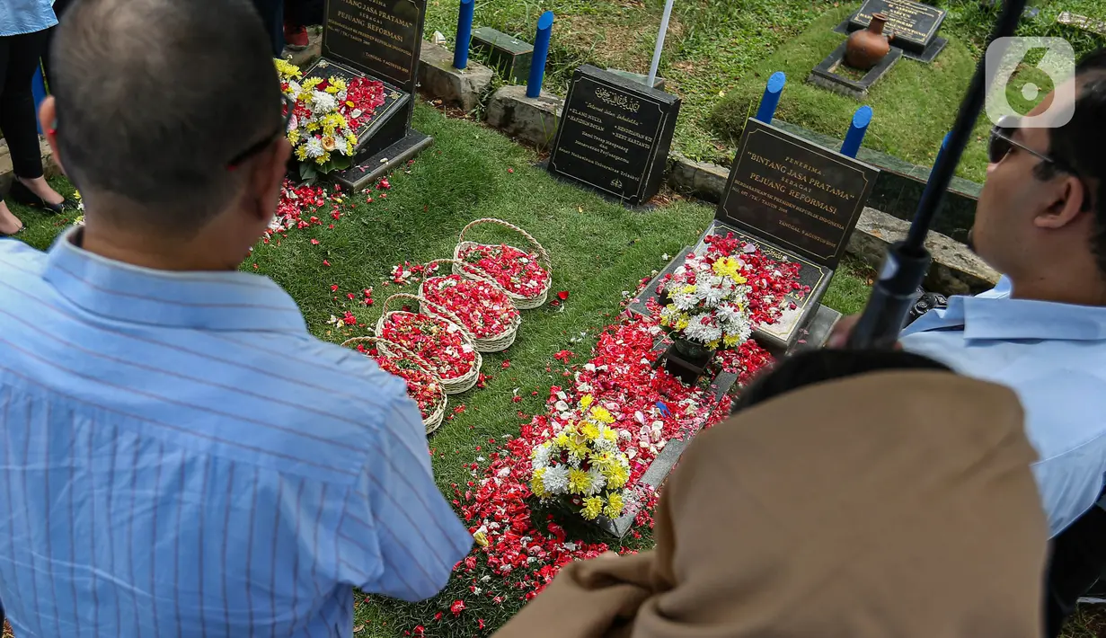 Laskar Trisakti 08 melakukan doa bersama dan tabur bunga di makam korban Tragedi 12 Mei 1998 di Tanah Kusir, Jakarta, Minggu (12/5/2024). (Liputan6.com/Angga Yuniar)
