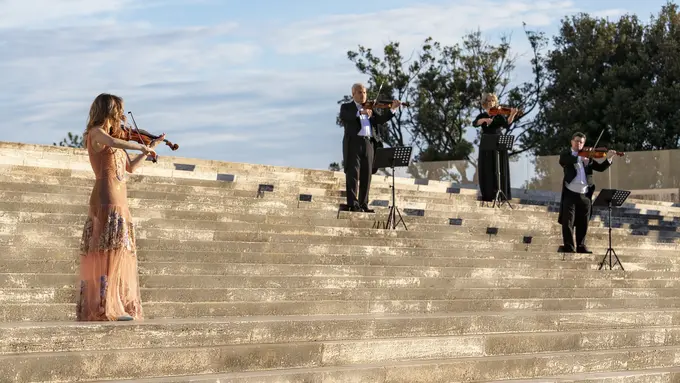 Melihat Persembahan Koleksi Gaun Couture Fendi dalam Pagelaran Musik Setelah Pandemi