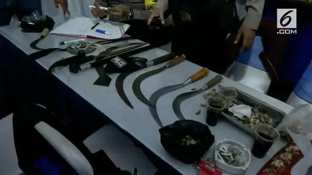 Polisi menangkap sepuluh pemuda yang kedapatan membawa senjata tajam dan pistol mainan saat akan sahur on the road.
