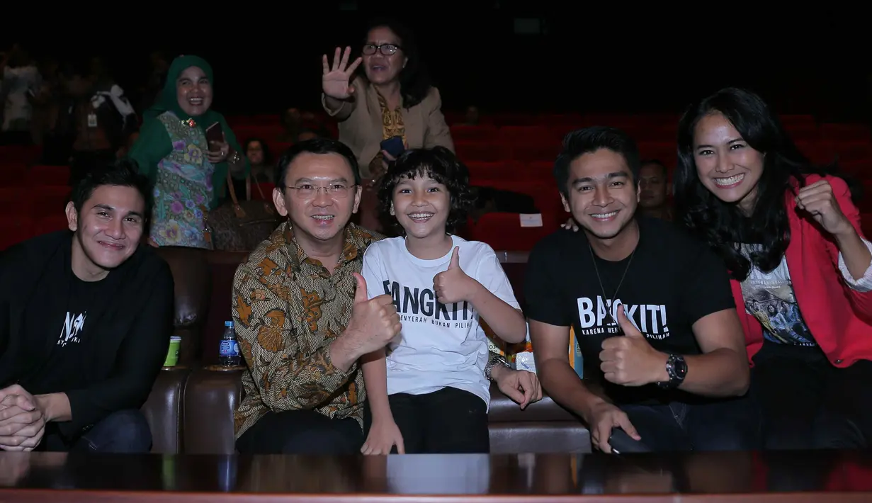 Saat menonton film yang dibintangi oleh Vino G Bastian, Deva Mahenra, Acha Septriasa dan Putri Ayudya itu ia tidak sendiri. Ahok mengajak anggota penanggulangan bencana dan anggota pemadam kebakaran DKI. (Andy Masela/Bintang.com)