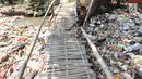 Anak-anak bermain di jembatan Sungai Kalibaru di Kampung Bambu Kuning, Bojong Baru, Bogor (12/9). Sungai yang merupakan anak Sungai Ciliwung ini letaknya hanya berjarak 3 km dari ibukota Kabupaten Bogor , Cibinong. (Merdeka.com/Arie Basuki)