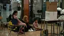 Sejumlah sekolah di Dekwaneh, utara Beirut, dikabarkan telah dialihfungsikan menjadi tempat penampungan bagi keluarga yang melarikan diri dari serangan udara Israel di pinggiran selatan Beirut (Dahieh) dan wilayah Lebanon Selatan. Tampak dalam foto, orang-orang duduk di dalam sebuah sekolah yang diubah menjadi tempat penampungan bagi para pengungsi di kota Dekwaneh, utara Beirut, Lebanon, pada Kamis 5 Maret 2026. (Joseph EID/AFP)