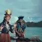 Kapal Api Indonesia menambahkan keterangan bahwa mahkota cendrawasih yang dikenakan seseorang dalam iklan merupakan imitasi (Dok.YouTube/Kapa Api)