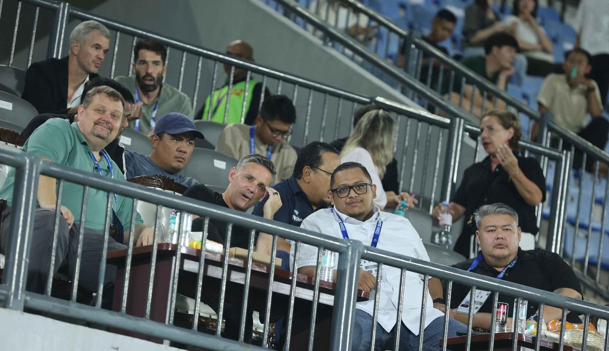 Pelatih Timnas Indonesia, John Herdman (kedua kiri, baris depan) saat menyaksikan laga Dewa United kontra Borneo FC Samarinda pada pertandingan pekan ke-22 BRI Super League 2025/2026 di Indomilk Arena, Tangerang, Banten, Minggu (22/2/2026) malam WIB. Jelang FIFA Series 2026, pelatih Timnas Indonesia, John Herdman, kembali melakukan safari. (Bola.com/M Iqbal Ichsan)