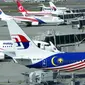 Pesawat Malaysia Airlines menaikkan penumpang di Bandara Internasional Kuala Lumpur, Sepang, Malaysia, Jumat (1/4/2022). Mulai hari ini, Malaysia membuka perbatasannya untuk orang asing dan pelancong yang sudah divaksin COVID-19 lengkap tanpa harus menjalani karantina. (AP Photo/Vincent Thian)