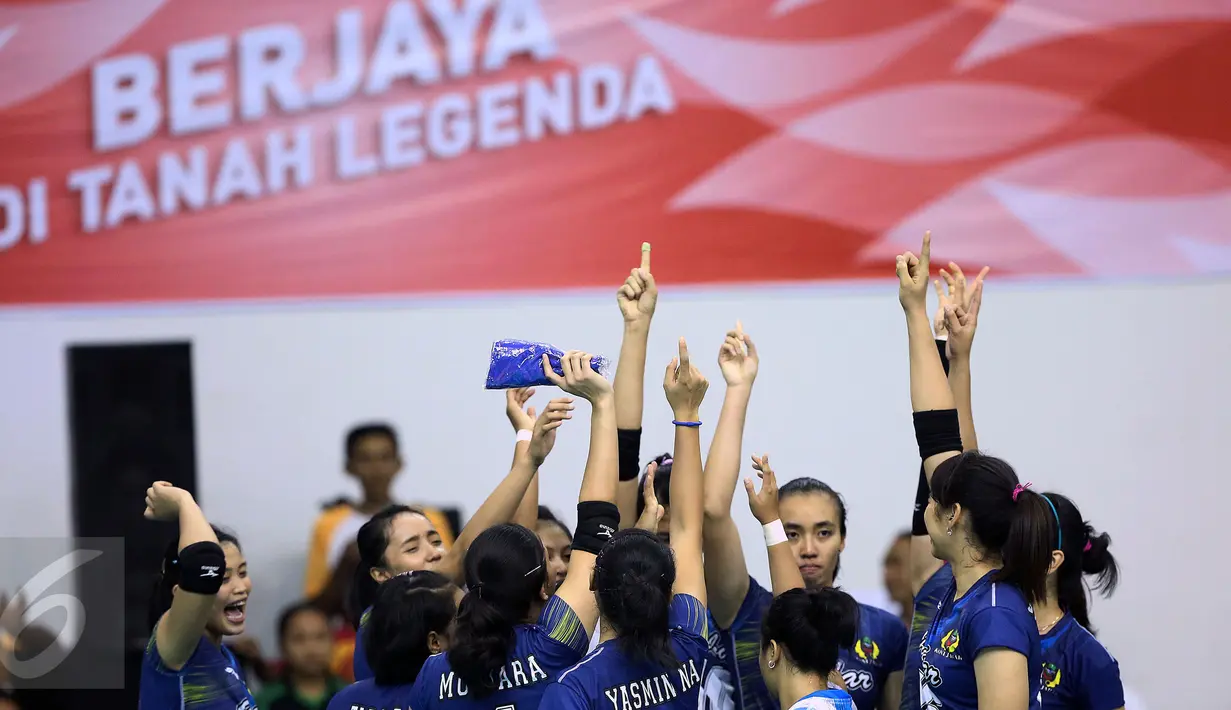Pevoli Jawa Barat melakukan tos jelang laga melawan Jawa Timur pada laga final PON XIX di Gelora Sabilulungan Si Jalak Harupat, Kab Bandung, Rabu (28/9). Jawa Barat unggul tiga set 25-16, 25-17, 25-21. (Liputan6.com/Helmi Fithriansyah)