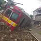 Kereta rel listrik (KRL) mengalami anjlok dan menabrak tiang listrik saat melintasi antara stasiun Cilebut dan Stasiun Bogor. (Liputan6.com/Achmad Sudarno)