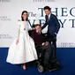 Foto pada tanggal 09 Desember 2014, aktor Inggris Felicity Jones dan Eddie Redmayne berfoto bersama ilmuwan Inggris Stephen Hawking dalam pemutaran perdana film 'The Theory of Everything' di London. (AFP Photo/Justin Tallis)