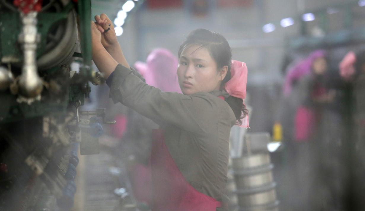 Pemimpin Kim Jong Un menyerukan rakyat Korea Utara untuk meningkatkan produksi dalam rangka meningkatkan standar hidup bangsa yang merupakan salah satu yang terendah di Asia, Pyongyang, Korea Utara (6/1). (AP/Wong Maye-E)