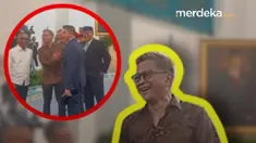 Presiden Prabowo Subianto menggelar reshuffle atau perombakan Kabinet Merah Putih, Senin (27/4/2026). Sejumlah nama dilantik sebagai pejabat baru di Kabinet Merah Putih. Pengamat Rocky Gerung turut hadir dalam pelantikan pejabat baru. Kehadirannya untuk mendukung Menteri LHK Jumhur Hidayat. Dia j...
