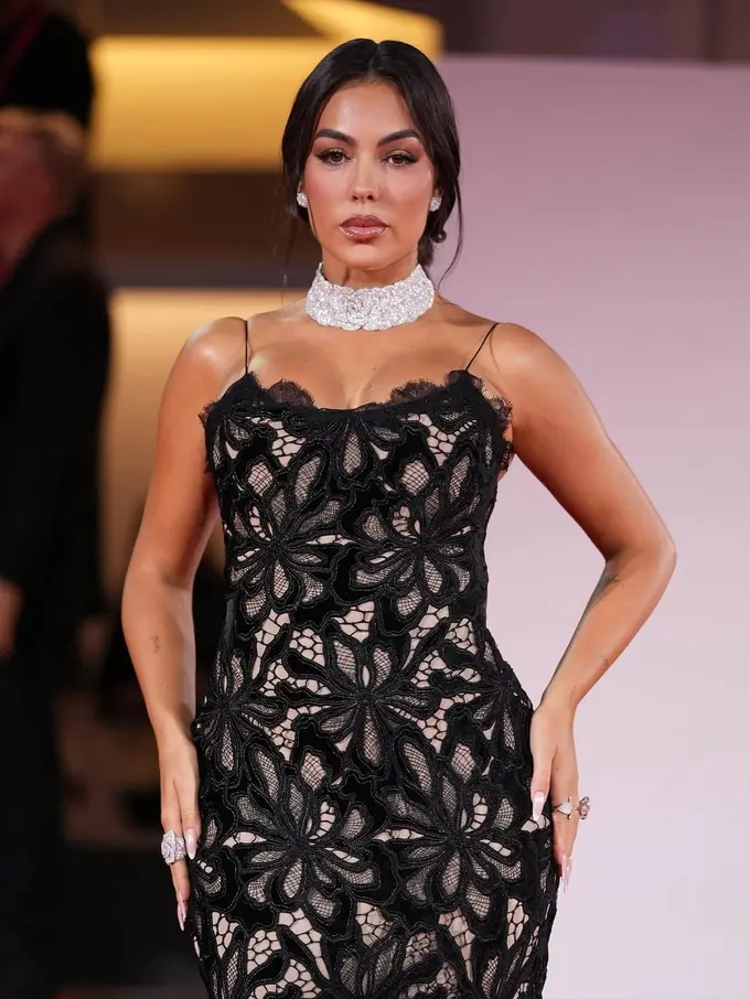 Selain Pamer Cincin Tunangan Ronaldo, Georgina Rodriguez Curi Atensi dengan Bright Under Eye Makeup Look