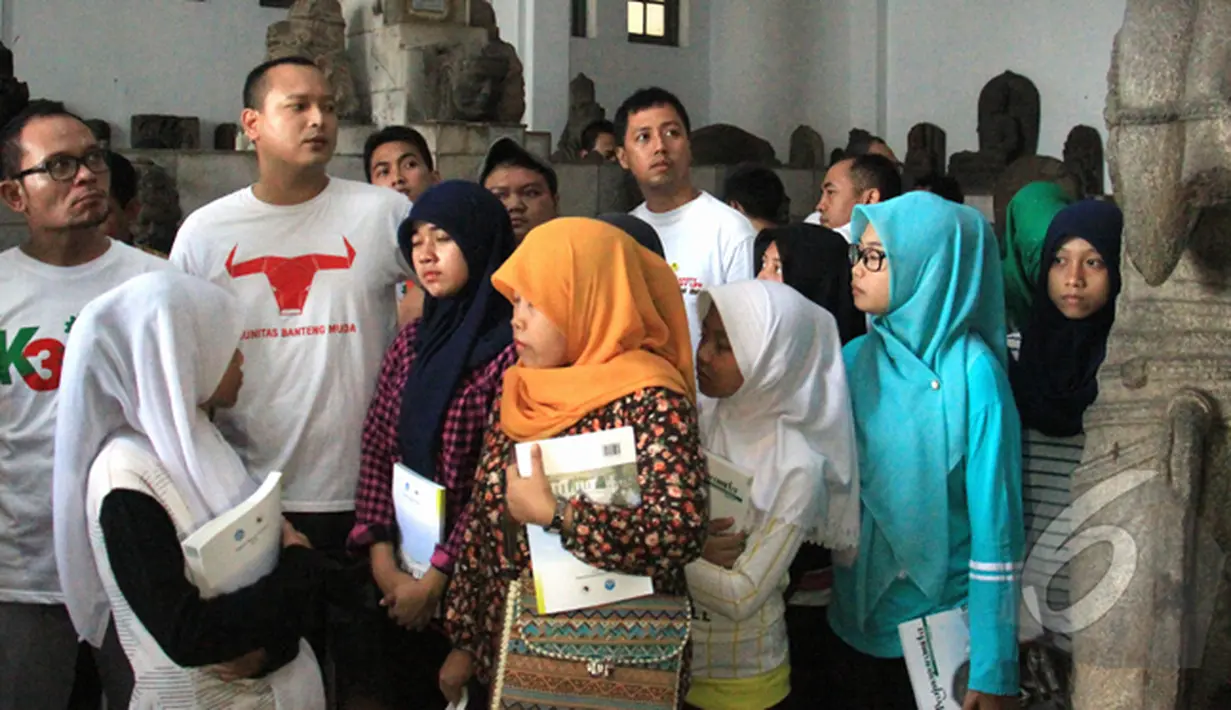 Hanif Dhakiri  (kiri), Banyu Biru Djarot (kedua kiri) dan sejumlah anak yatim  saat melihat koleksi patung - patung Museum Nasional, Jakarta, Minggu (1/3/2015). (Liputan6.com/Herman Zakharia)