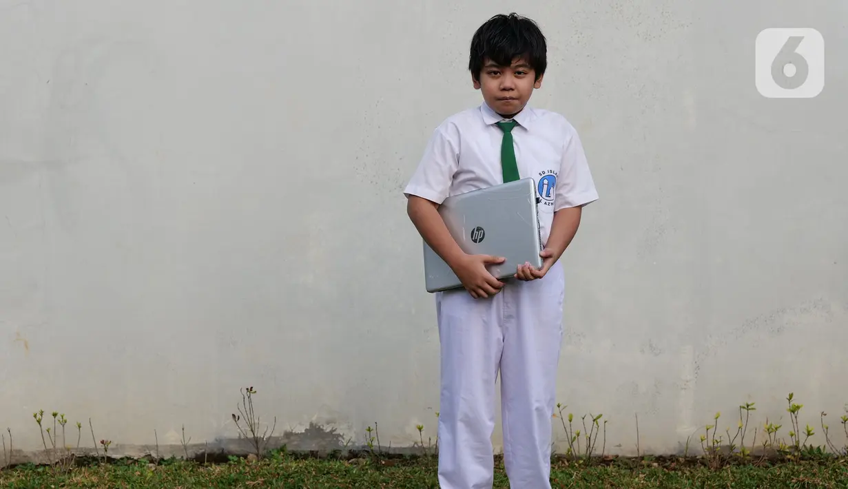 Siswa SD Islam Al Azhar 4 Muhammad Risyad (10) bersiap mengikuti kegiatan belajar mengajar secara daring dari kediamannya di Bintaro, Jakarta, Senin (13/7/2020). Memasuki tahun ajaran baru, kegiatan belajar mengajar diawali dengan perkenalan para siswa. (Liputan6.com/Herman Zakharia)