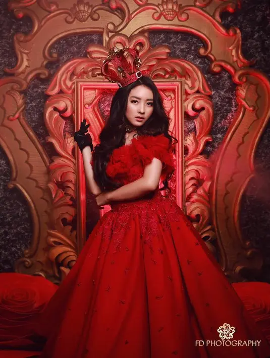 Coba lihat foto yang satu ini, Wilona terlihat begitu cantik dengan mengenakan gaun warna merah. Penampilannya semakin sempurna dengan hiasan mahkota di kepalanya. (Foto: instagram.com/natashawilona12)