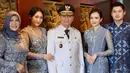 <p>Dimyati Natakusumah, resmi dilantik sebagai Wakil Gubernur Banten. Saat pelantikan ia pun didampingi keluarga intinya, termasuk menantu artisnya, Beby Tsabina. [@bebytsabina]</p>