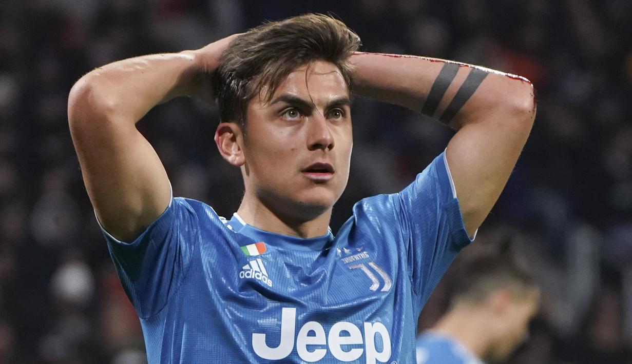 Penyerang Juventus, Paulo Dybala, tampak kecewa usai gagal membobol gawang Lyon pada laga Liga Champions di Stadion Parc Olympique Lyonnais, Kamis (27/2/2020). Lyon menang 1-0 atas Juventus. (AP/Laurent Cipriani)