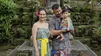 Keluarga Rio Dewanto dan Atiqah Hasiholan tampak begitu kompak saat mengenakan pakaian khas Bali. (Foto: instagram.com/riodewanto)