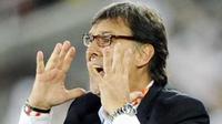 Gaya pelatih Paraguay Gerardo Martino saat memberi instruksi kepada anak-anak asuhannya di laga penyisihan Grup F PD 2010 lawan Selandia Baru di Peter Mokaba, Polokwane, 24 Juni 2010. AFP PHOTO / JUAN MABROMATA 