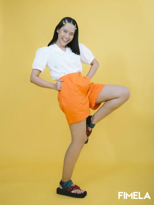 Untuk menambahkan kesan yang lebih cheerful, tambahkan aksesori untuk mempermanis tampilanmu, seperti jepit rambut dan sandal yang sesuai. Foto: Document/FIMELA.