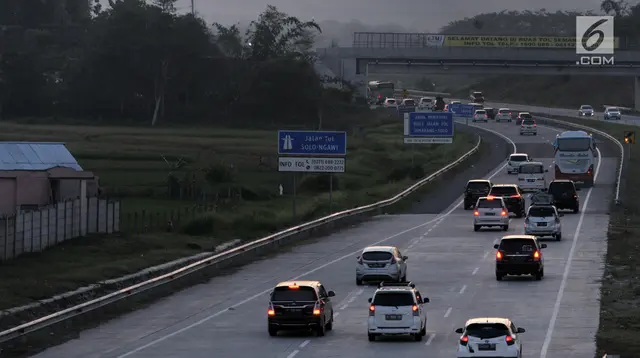 Kendaraan pemudik melintasi ruas Tol Semarang-Solo-Kertosono di kawasan Colomadu, Karanganyar, Jawa Tengah, Sabtu (8/6/2019). Kepadatan arus balik Lebaran 2019 mulai terlihat di tol Trans Jawa, tepatnya di Tol Semarang-Solo-Kertosono arah Jakarta. (merdeka.com/Iqbal S Nugroho)