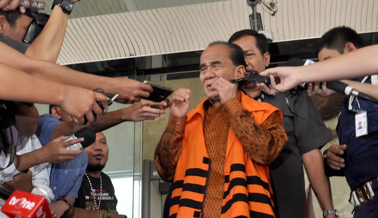Dengan berurai air mata, Gubernur Riau Annas Maamun hanya bisa meminta maaf tak dapat menjelaskan apa-apa kepada wartawan, Jakarta, (8/10/14). (Liputan6.com/Miftahul Hayat) 