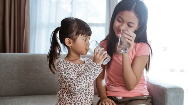 Ketika anak mengalami demam penting untuk memberikan cairan yang cukup pada si kecil