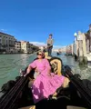 Seperti saat naik gondola ini, ia tampil fresh dengan dress pink, dipadu dengan mini bag, dan bando.